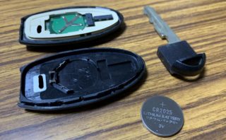 日産のインテリジェントキー鍵が電池切れ！エンジン始動方法と電池交換 | ちびもん転職しんぶん
